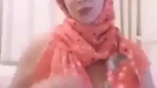 محجبة فاتنة بصدر كبير تقدم عرضًا إباحيًا مباشرًا كاملًا