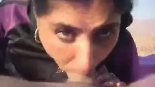 ترضع و تلحس الزب و تشرب حليبه بعدما يقذف في فمها