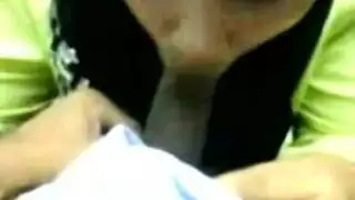 امرأة محجبة مثيرة تمص زب بلعاب وتأخذ قذفه