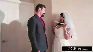 عاهرة شهوانية تصل للنشوة على الكاميرا في فعل منفرد صريح