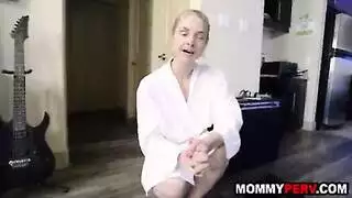 جلسة مثيرة بين أم وابنها: إراحة الضغط أدناه