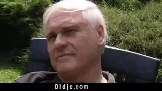 الأب يملأ فرجها الضيق بزبّه الصلب