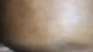 رجل أنيق تمتلئ حنجرته بقضيب صلب