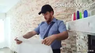 من سجادة يوجا إلى سجادة جنس: كايتي جاين تُنادى بلا وعي من قبل مدلك