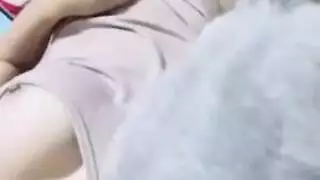 في جلسة إباحية صريحة، مقدمة برامج أمريكية ساخنة تلعق عصير مهبلها