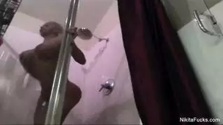 فعل صريح بين الإناث: نيكيتا تضرب مهبل كارلي في تدليك جنسي قاس