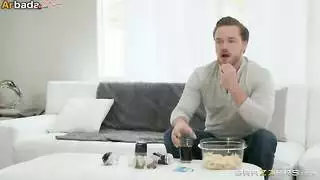 ام مثيرة تختبر صديق ابنتها بمشهد إباحي صريح