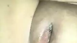 تتظاهر بالنوم لتلقي قذف شرجي عنيف