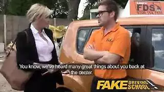 قضيب المدرب الكبير يملأ السيدة الشقراء الناضجة في مقعد الراكب