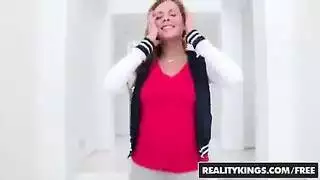 مؤخرة فقاعية تركب وتئن